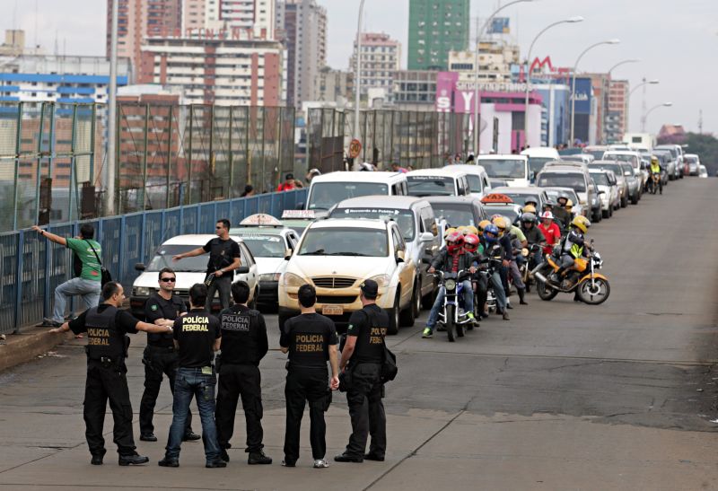 Quem precisou cruzar a Ponte da Amizade ontem, em Foz do Iguaçu, enfrentou dois protestos. Na ida, policiais rodoviários checaram todos os veículos e a espera chegou a até quatro horas. Na volta, a operação-padrão da Polícia Federal complicou ainda mais a vida dos turistas | Christian Rizzi/Gazeta do Povo