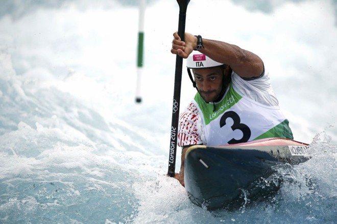 Concentrado, o italiano Daniele Molmenti compete no K1 |