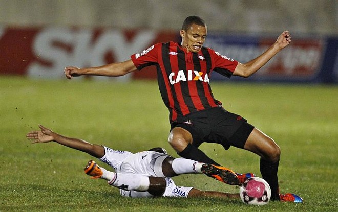 Zagueiro Cleberson tenta se livrar da marcação do Joinville | 