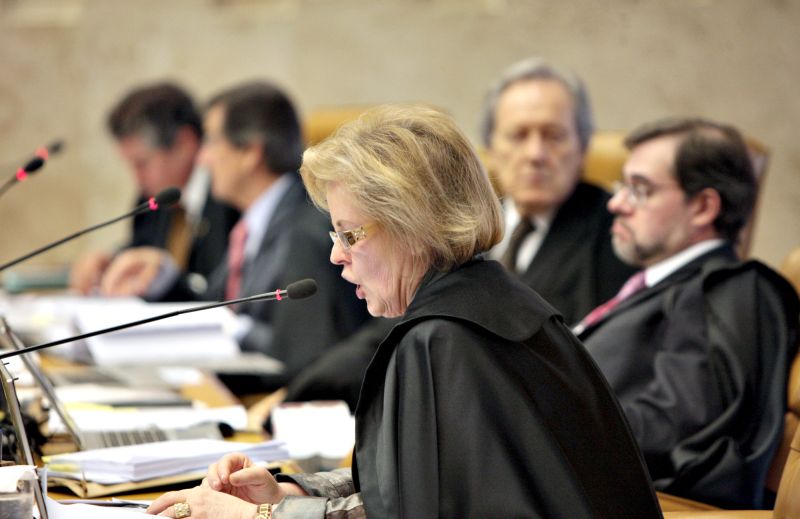 Rosa Weber dá seu voto, tendo ao fundo Toffoli e Lewandowski: os dois colegas da ministra, até o momento, são os únicos a terem inocentado o deputado João Paulo Cunha. Situação do petista deve ser decidida na sessão de amanhã do STF | Carlos Humberto/STF