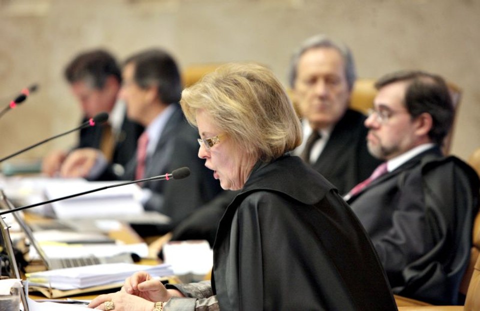 Rosa Weber dá seu voto, tendo ao fundo Toffoli e Lewandowski: os dois colegas da ministra, até o momento, são os únicos a terem inocentado o deputado João Paulo Cunha. Situação do petista deve ser decidida na sessão de amanhã do STF | Carlos Humberto/STF