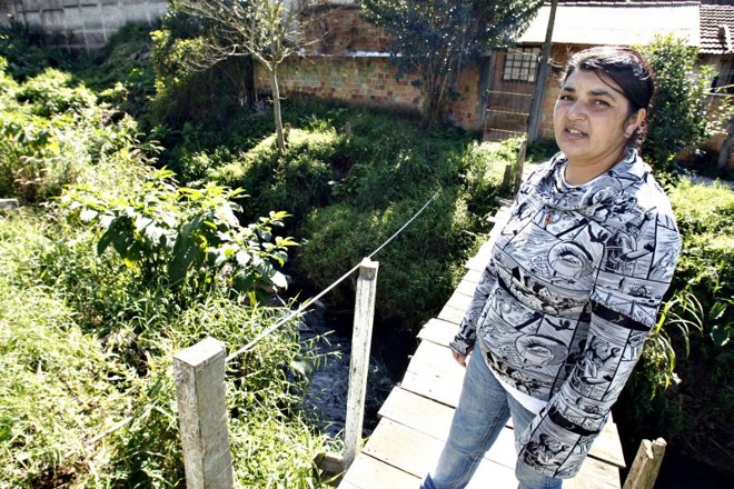 Roseli está satisfeita com o local onde vive, mas pede atenção das autoridades ao córrego |