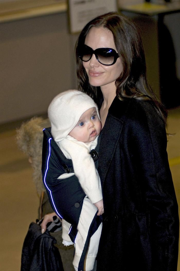 A atriz Angelina Jolie com a pequena Vivienne | EFE/Gianni Giosue