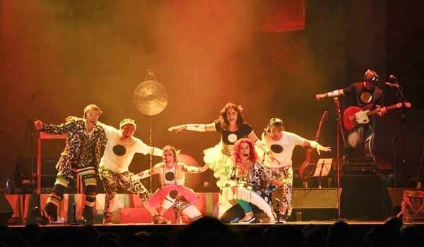 Sandra Peres e Paulo Tatit comandam o show ao lado de quatro músicos jovens | Divulgação