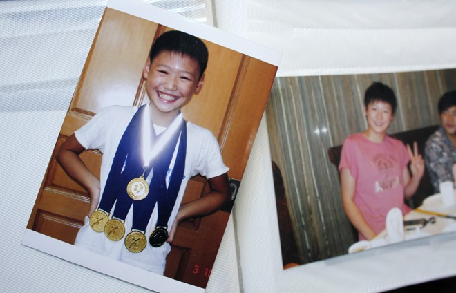 Ye Shiwen com um sorriso tão reluzente quanto as medalhas no seu peito |