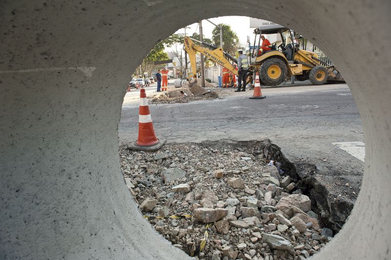 Obras na Rua Augusto Stresser, na capital: motoristas se queixam do trânsito congestionado | Marcelo Andrade/Gazeta do Povo
