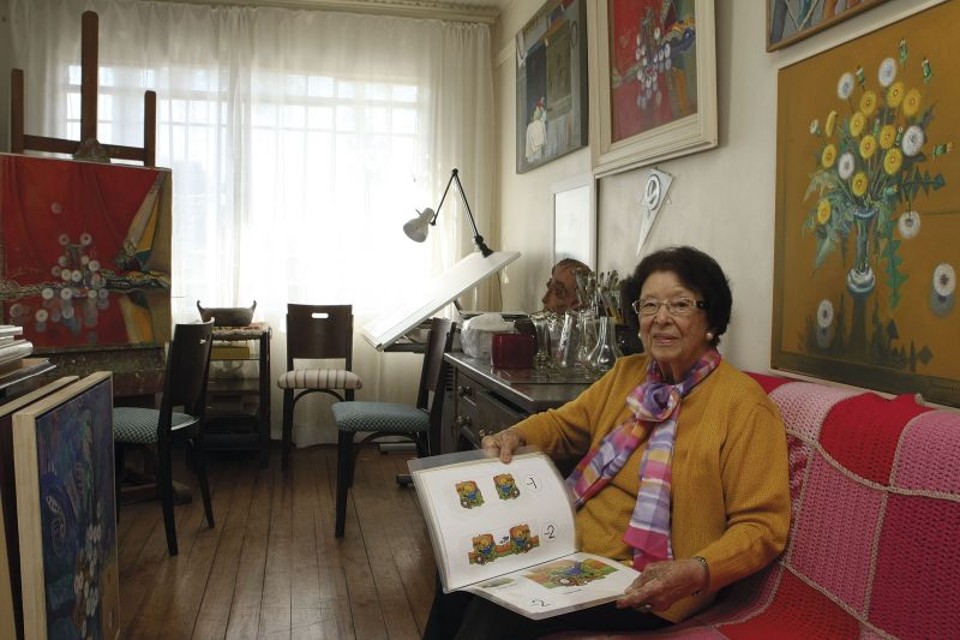 Aos 90 anos, a artista plástica curitibana Ida Hannemann Campos, que aprendeu o ofício com Guido Viaro, continua produzindo | Aniele Nascimento/Gazeta do Povo