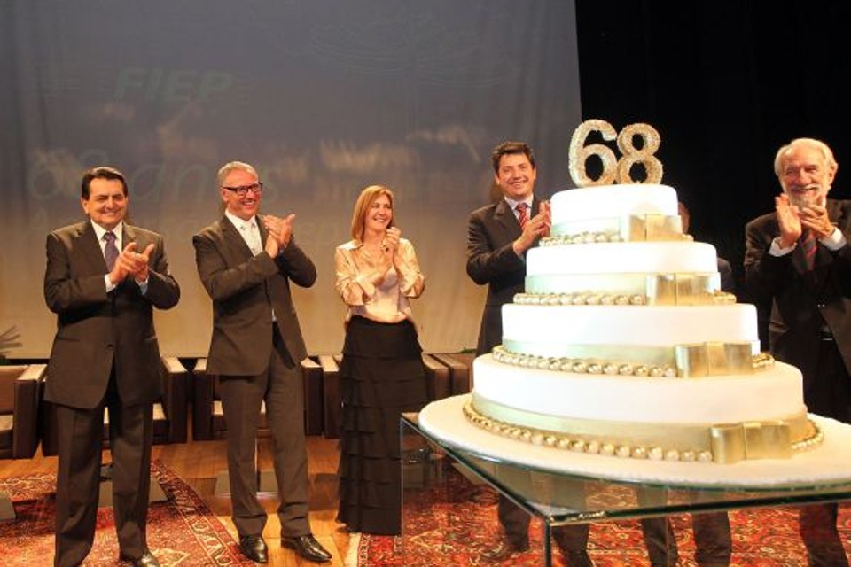 O diretor da Confederação Nacional da Indústria, Paulo Afonso Ferreira (primeiro à esq.), o presidente da Fiep, Edson Campagnolo, e sua esposa, Sueli Roveda Campagnolo, o senador Sérgio Souza e o presidente da Fecomércio, Darci Piana, durante a comemoração dos 68 anos da Federação das Indústrias do Paraná, na última sexta-feira | Mauro Frasson