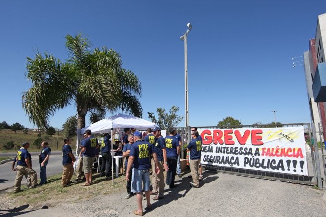 Policiais rodoviários federais fizeram panfletagem em frente à sede da corporação, na BR-476, em Curitiba | Antonio More/Gazeta do Povo