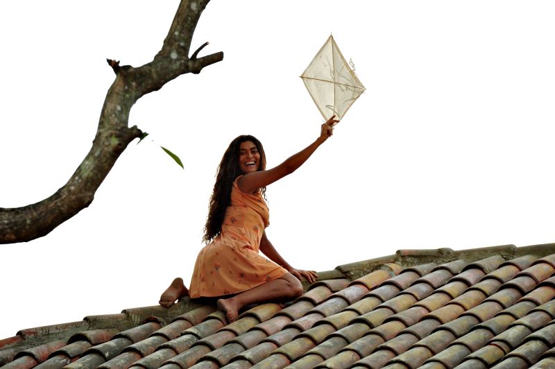 A cena de Juliana Paes no telhado para recuperar uma pipa é uma cópia da versão com Sonia Braga | Alex Carvalho/TV Globo