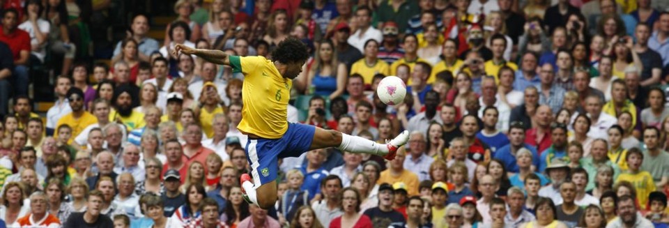 Marcelo tenta o domínio de bola no jogo de estreia da seleção, contra o Egito, em Cardiff | Daniel Castellano/ Gazeta do Povo