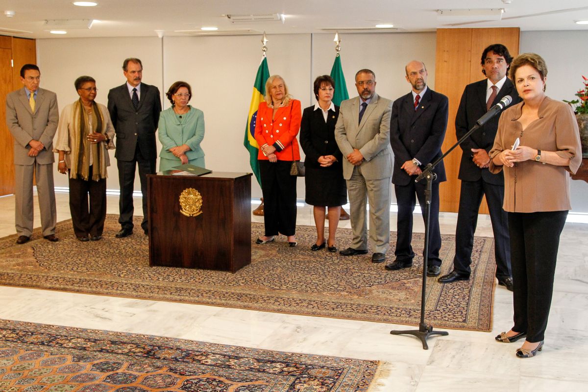 A assinatura ocorreu no Palácio do Planalto, com a presença de vários políticos e ministros, como Aloizio Mercadante, da Educação, e Luiza Bairros, da Igualdade Racial | Roberto Stuckert Filho / Presidência da República