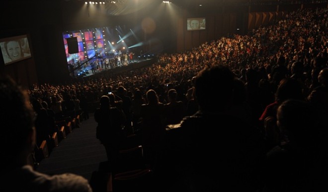 Auditório do Teatro Positivo estava lotado na apresentação de Elis por Eles |