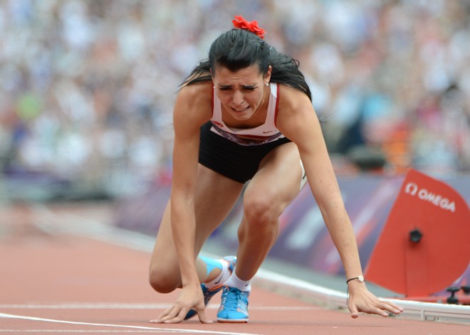 A turca Merve Aydin sente uma contusão muscular durante a eliminatória dos 800 metros rasos | 
