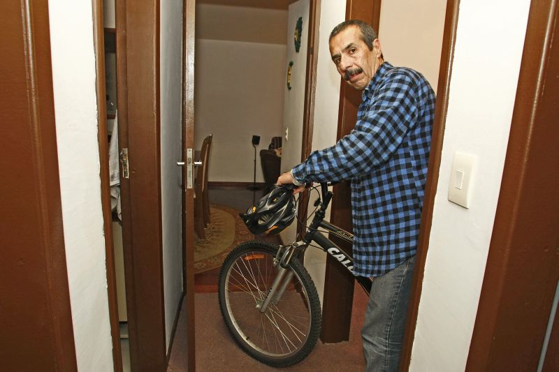 Sem vagas no prédio Barrios guarda bike no apartamento | Hugo Harada/ Agência de Notícias Gazeta do Povo