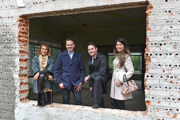 Léo Pletz e Gil Ferrucci (ambos ao centro), licenciados da mostra Morar Mais por Menos Curitiba, e a empresária carioca Lígia Schuback (à esq.) apresentaram ontem de manhã a casa que abrigará a sexta edição do evento. Entre os convidados estava Marcela Nicolini Selig (casaco claro), da Hestia Design | Marcelo Stammer