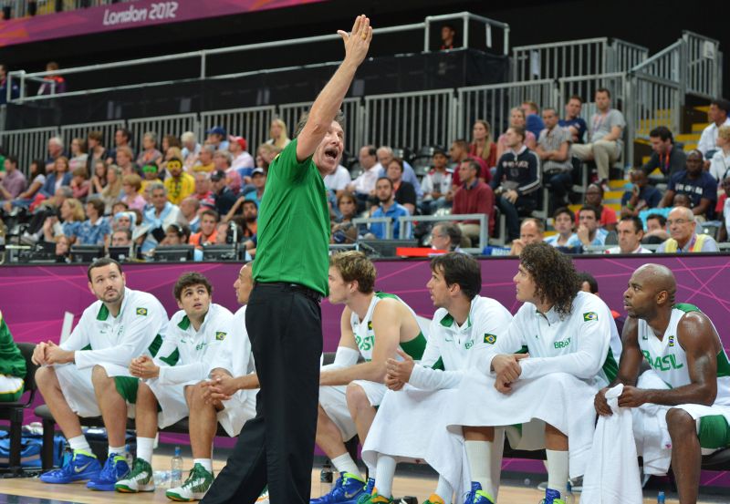 Basquete masculino, do técnico Rubén Magnano, busca garantir terceira posição do grupo | AFP