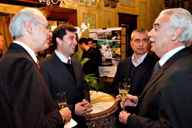 O novo secretário de Turismo do Paraná, Jackson Pitombo (de perfil, à dir.), prestigiou o jantar promovido pelo Convention Bureau de Curitiba e o de Foz do Iguaçu, terça-feira, no Castelo do Batel, para representantes de entidades médicas. Entre os presentes, o presidente da Sociedade Brasileira de Pneumologia e Tisiologia, Jairo Sponholz de Araújo (1º à esq.); Dario Paixão, presidente do Curitiba Convention Bureau; e o presidente da Sociedade Paranaense de Cardiologia, Álvaro Vieira Moura (ao fundo, à dir.) |