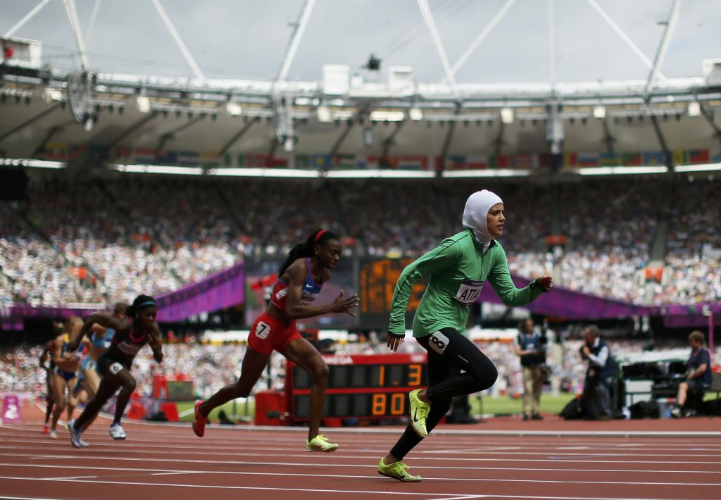 Sarah Attar na pista: 44 segundos atrás da vencedora da bateria. | Lucy Nicholson/ Reuters