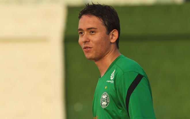 Keirrison passou por cirurgia no joelho em São Paulo | Antonio Costa / Gazeta do Povo