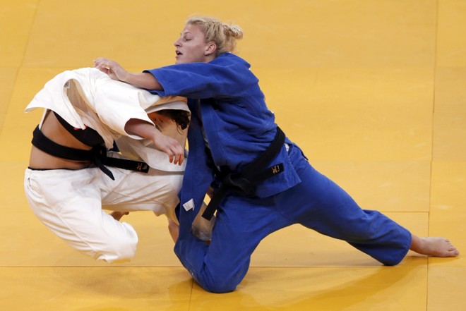 A norte-americana Kyla Harrison quase arranca o quimono da brasileira Mayra Aguiar, na semifinal do judô | 