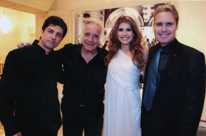 Os astros da Noite Vienense: a pianista Júlia DAgostini e os maestros Dian Tchobanov, João Carlos Martins e Daniel Bortholossi, diretor artístico da Orquestra Curitiba Sinfônica, em apresentação contagiante |