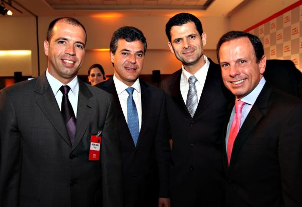 O governador Beto Richa deu palestra sobre oportunidades de investimento no Paraná na terça-feira, no hotel Caesar Park Faria Lima, em São Paulo, no seminário promovido pelo Lide, grupo de líderes empresariais. Com ele na foto, o presidente do Conselho de Administração do GRPCom, Mariano Lemanski (à esq.), o presidente do Lide Paraná, André Caldeira, e o presidente nacional do Lide, João Dória Jr | Fredy Uehara