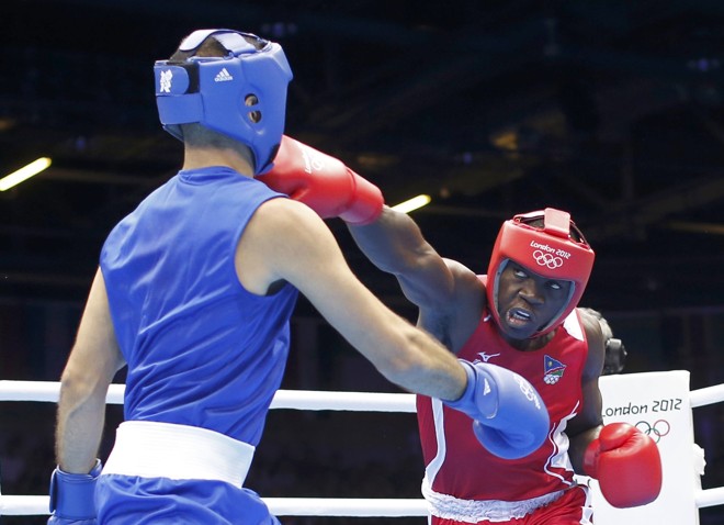 O namibiano Mujandae Kasuto (dir) luta contra o húngaro Zoltan Harcsa, no boxe | 
