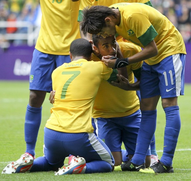 Lucas (7) e Neymar cumprimentam Danilo, autor do primeiro gol brasileiro no 3 a 0 sobre a Nova Zelândia, em Newcastle |