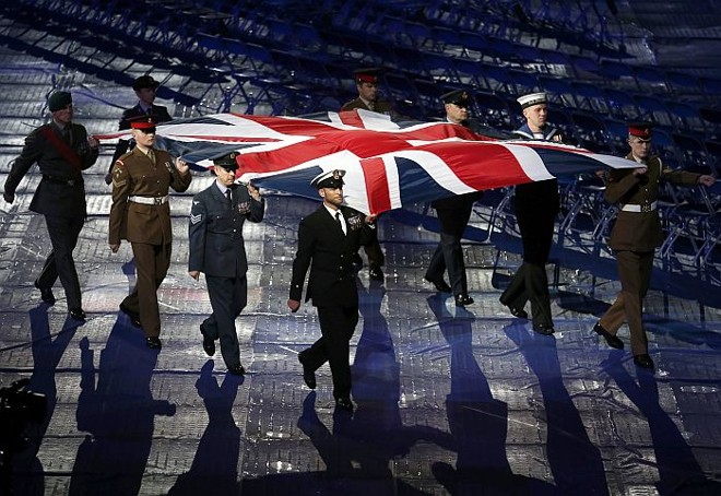 Militares carregam a bandeira britânica na cerimônia de abertura da Paralímpiada de Londres | 