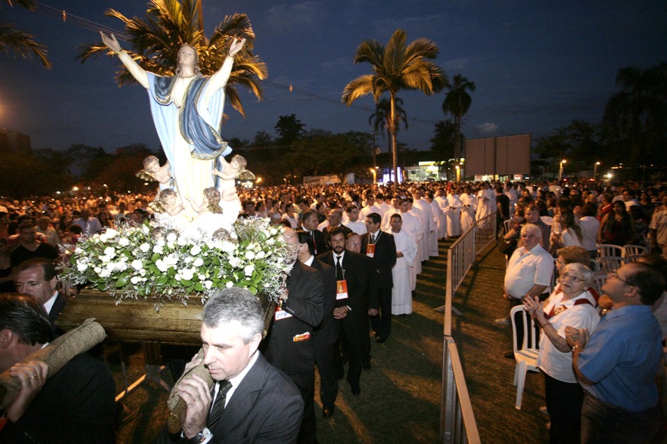 Os fieis caminharam pela Avenida Tiradentes até a Catedral Basílica Menor de Nossa Senhora da Glória | Hugo Lemes / Gazeta Maringá