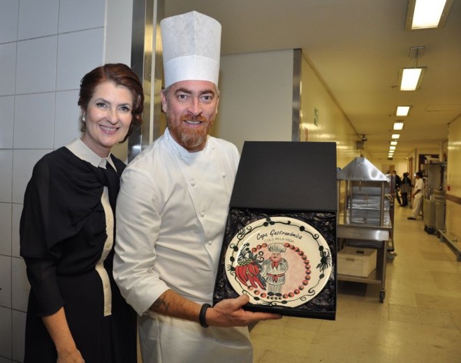Ety Cristina Forte Carneiro, diretora executiva do Hospital Pequeno Príncipe, entrega o prato feito pela sua mãe, a artista plástica Ety Gonçalves Forte, ao chef Alex Atala, no jantar Gols pela Vida, promovido pela instituição no hotel Grand Hyatt, em São Paulo, que arrecadou fundos para o Instituto de Pesquisa Pelé Pequeno Príncipe. Chefs renomados prepararam o menu especial do jantar para apenas 200 pessoas |