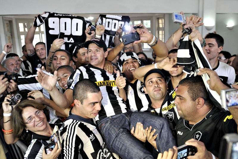 Túlio, de 43 anos, é carregado por torcedores durante a nova apresentação no Botafogo | AGIF