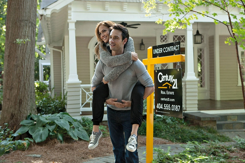 O casal Holly (Jennifer Lopez) e Alex (Rodrigo Santoro) aguarda na fila de adoção enquanto resolve, cada um, questões particulares importantes sobre a chegada do bebê | Divulgação