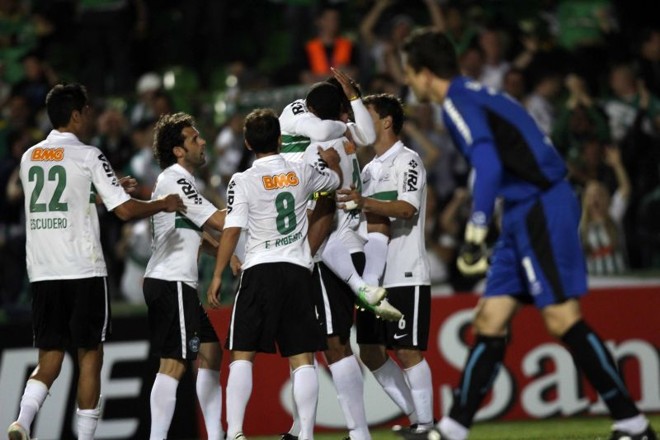 Gol de Pereira aproximou o Coritiba da classificação, mas a equipe permitiu o gol do Grêmio no fim | 
