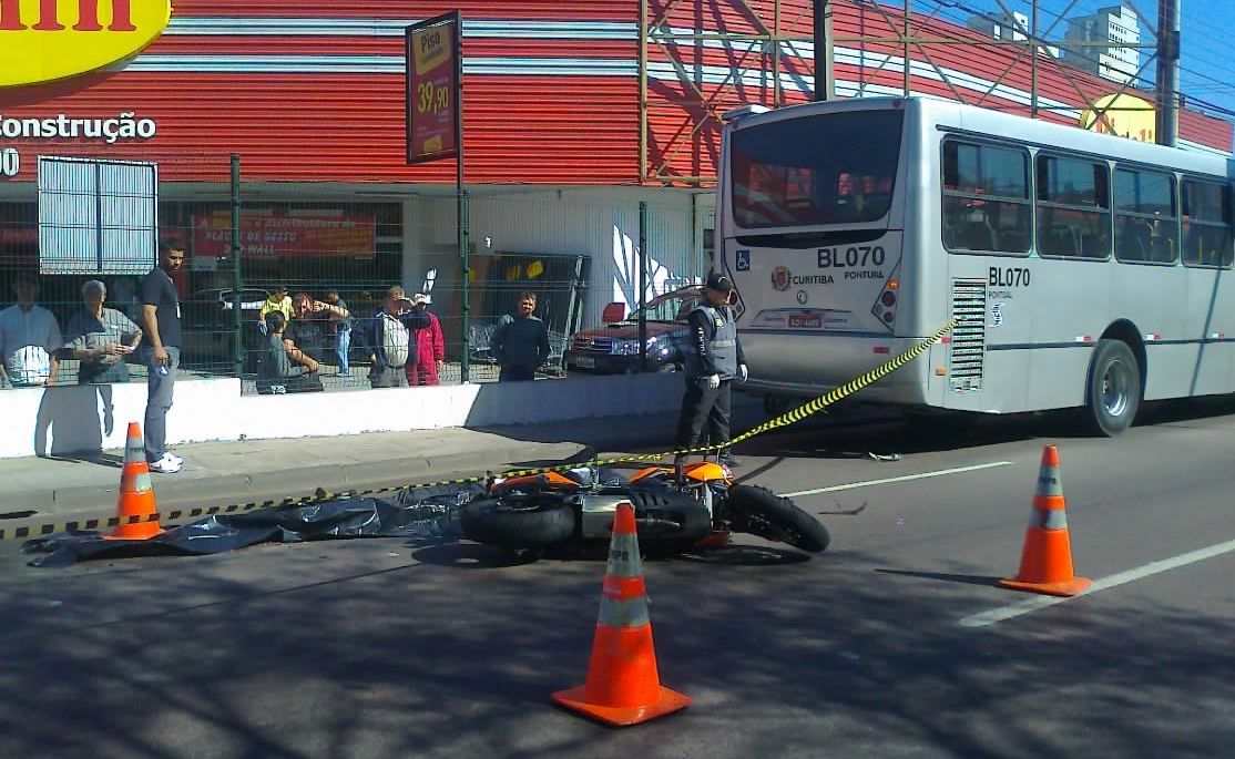 Motoqueiro foi atingido pela roda do Ligeirinho | Aniele Nascimento/Agência de Notícias Gazeta do Povo