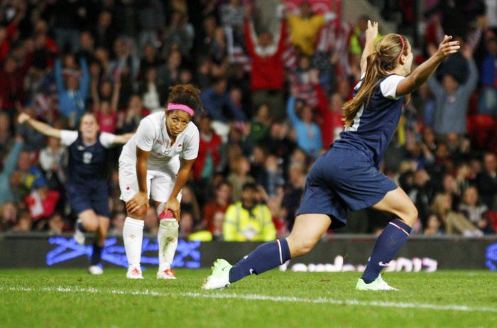 Alex Morgan (de azul) comemora o gol marcado no último minuto da prorrogação. EUA farão final com Japão | David Moir/Reuters