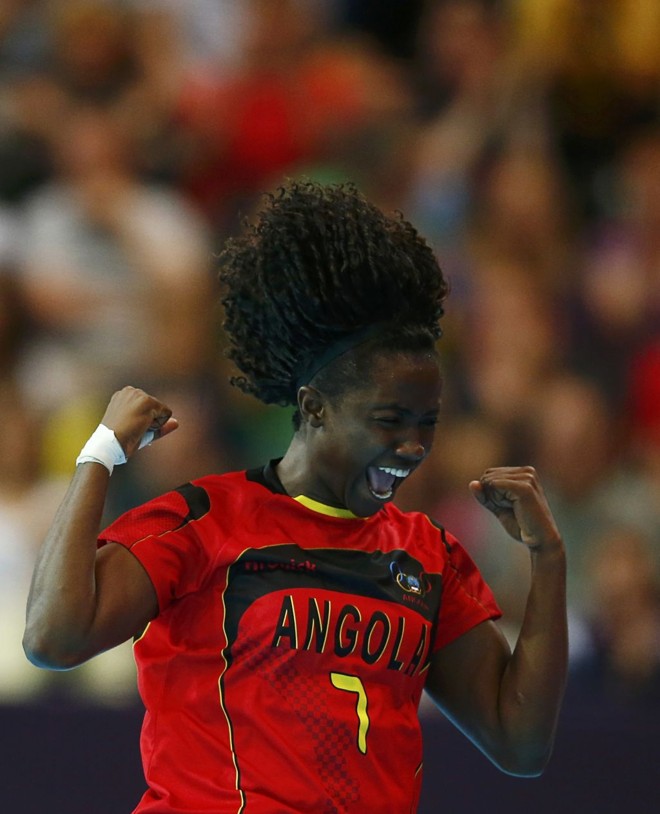 Carolina Morais, de Angola, vibra com gol sobre Montenegro, no handebol |