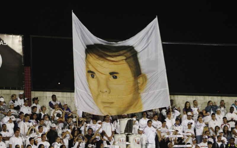 Bandeira lembra o torcedor Diego, membro da Fúria. Assassinato expôs covardia das organizadas | Daniel Castellano/ Gazeta do Povo