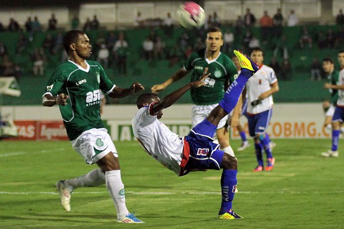 Atacante Geraldo tenta bicicleta no empate em 0 a 0 com o Guarani | Denny Cesare / Futurapress
