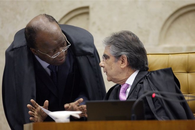 Joaquim Barbosa e Ayres Britto durante sessão no plenário do STF |