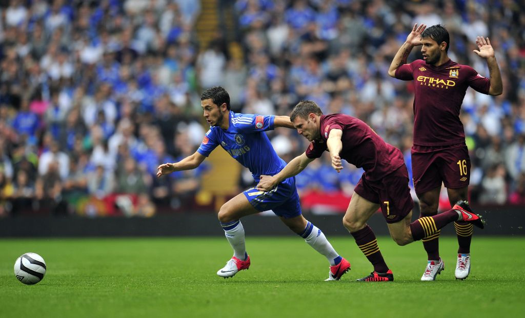 Hazard, do Chelsea, tenta passar pela marcação | Ian Kington/ AFP