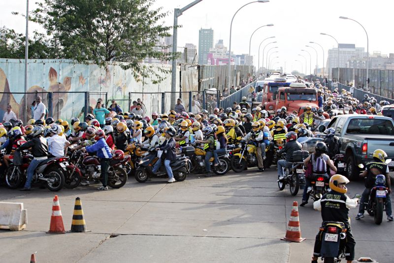 Trânsito confuso na travessia da Ponte da Amizade, ontem, em Foz do Iguaçu: sem fiscalização | Christian Rizzi/Gazeta do Povo