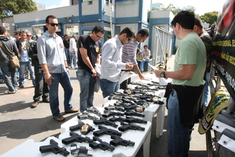Em Belo Horizonte, os policiais entregaram armas e distintivos na porta da superintenência da PF em protesto por aumento salarial e novas contratações | Flávio Tavares/Jornal Hoje em Dia