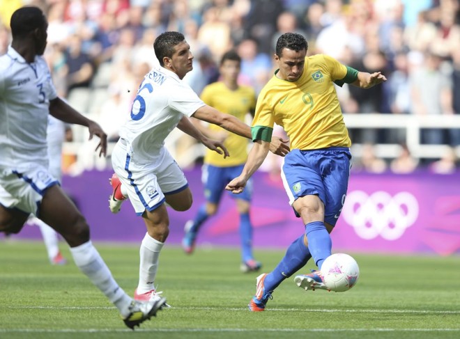 Arnold Peralta não consegue parar Leandro Damião, autor de dois gols no 3 a 2 sobre Honduras, em Newcastle, pelas quartas de final |