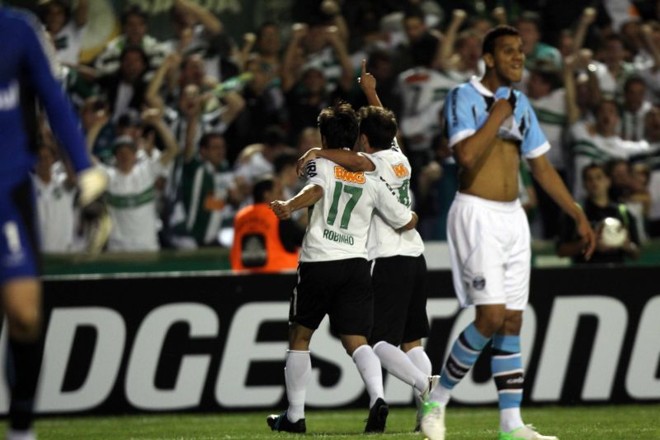 Jogadores do Coxa comemoram o primeiro gol da equipe diante do Grêmio | 