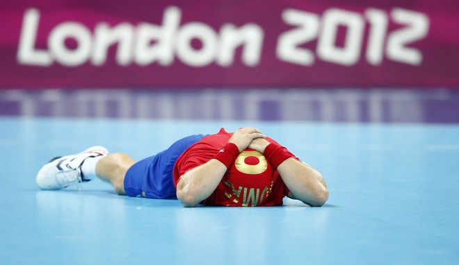 O espanhol Victor Tomas Gonzalez lamenta a derrota para a França, nas quartas de final do handebol masculino | 