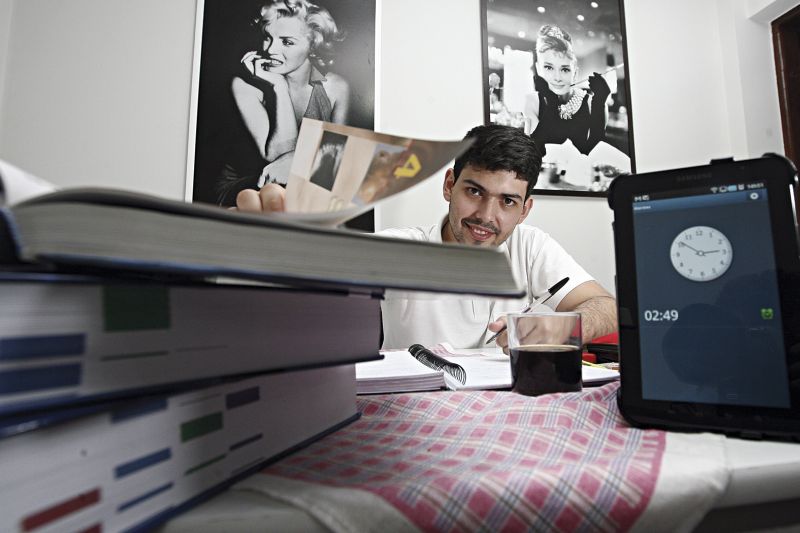 O estudante de Medicina Felipe Fernandes tem melhor desempenho quando se dedica aos livros e faz plantões à noite | Felipe Rosa / Gazeta do Povo