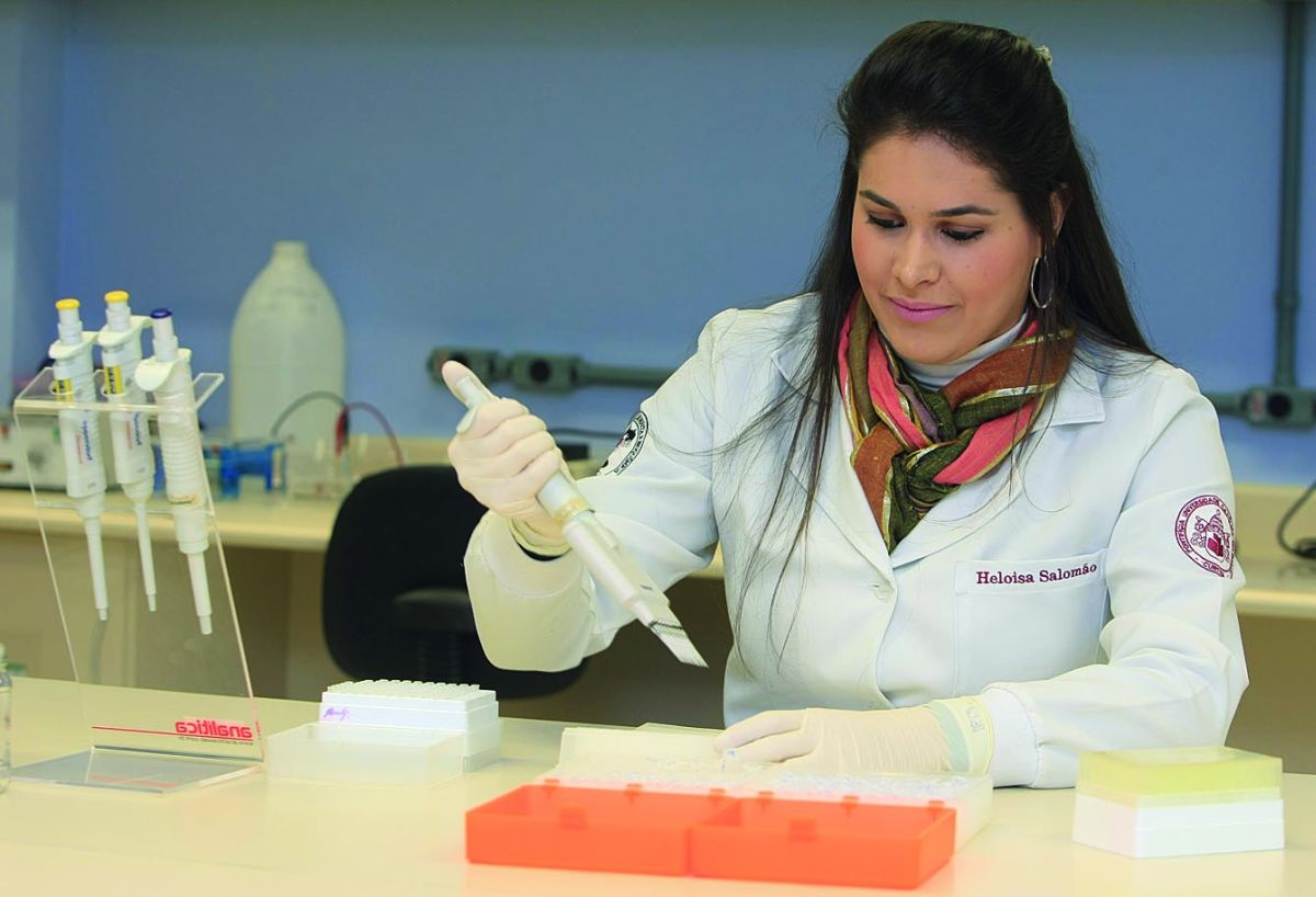 A farmacêutica Heloísa Salomão se interessou pela genética em estágios e projetos de iniciação científica | Aniele Nascimento / Gazeta do Povo