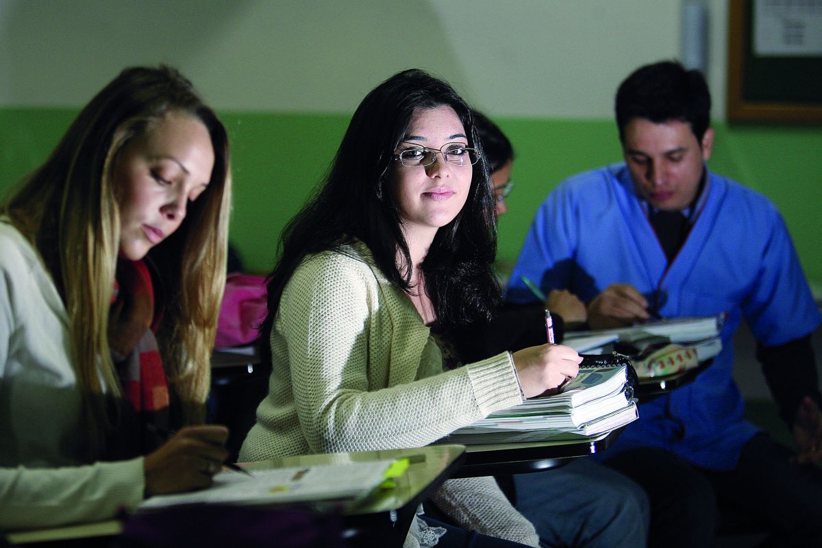 Fabiana Marquezini, 18 anos, passa pelo dilema de escolher ou não uma universidade em outra cidade do país | Felipe Rosa / Gazeta do Povo